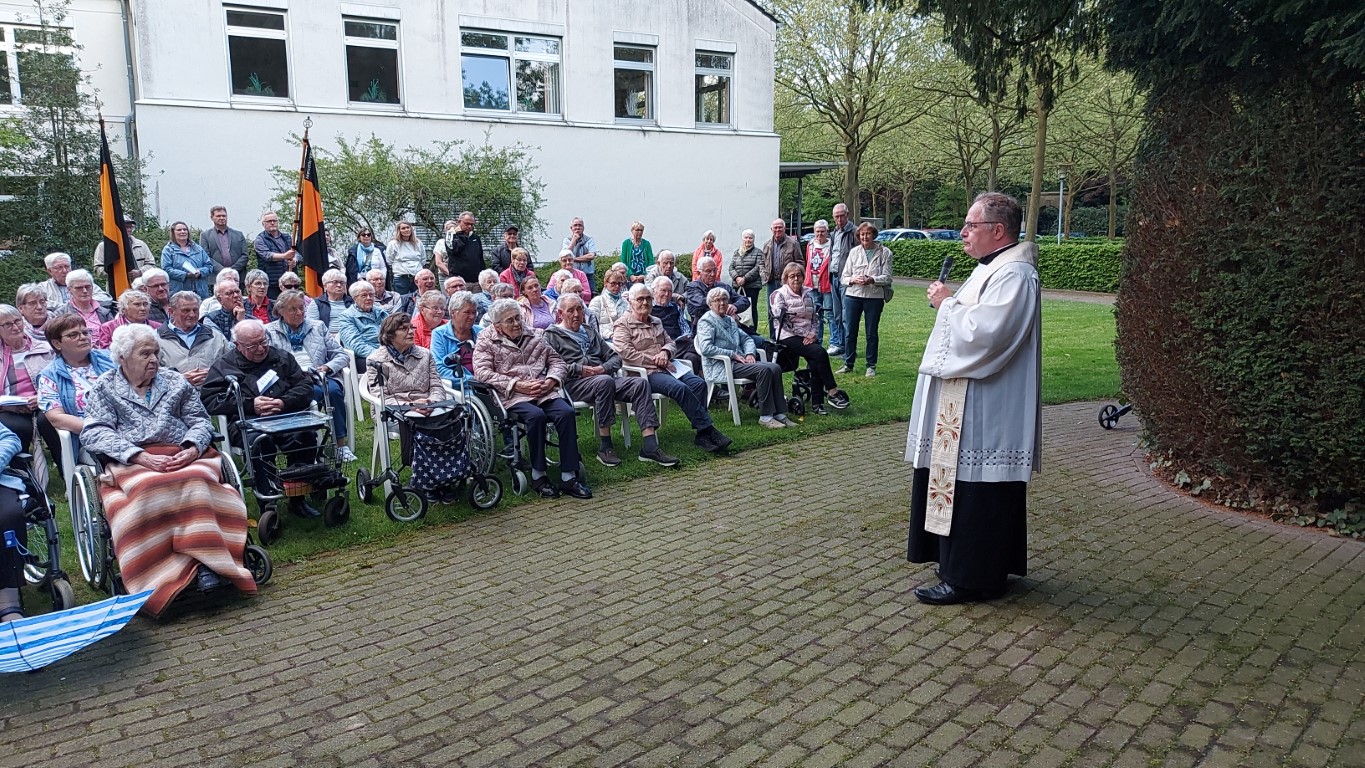 Kolpingmaiandacht 2023 an der Lourdesgrotte mit Präses