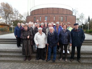 Gruppenbild vor der Kirche