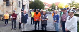 einige der Teilnehmer beim Abschluß an der Pfarrkirche und dem Kolpingdenkmal