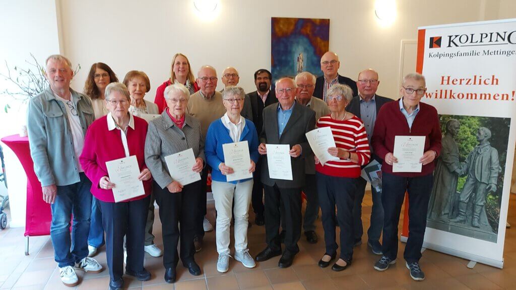 Von Links erste Reihe: Hildegard Aßmann (50), Renate Heimbrock (50), Marianne Marczewski (50), Max Schindler (70), Mechthild Müller (25), Laurenz Runge (60).Zweite Reihe von links: Frank Bosse (Teamsprecher). Petra Büscher (Vorstand), Mathilde Gielsok (50), Yvone Jasper (Vorstand), Norbert Veerkamp (65), Josef Rütten (70), Pater Shaji (Präses), Hubert Burbrink (60) Karl-Heinz Wiggering (50), Hugo Büscher (65) Jahre Mitglied der Kolpingsfamilie. Nicht auf dem Bild sind krankheitsbedingt, Josef Dieckmann (75) und Hermann Bröring (80) Jahre Mitglied der Kolpingsfamilie.
